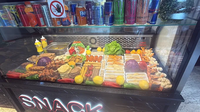 Snacktoog met bereidingen, sausjes en frisdranken