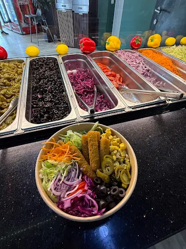 Verse saladbar met olijven, wortels, ui en toppings